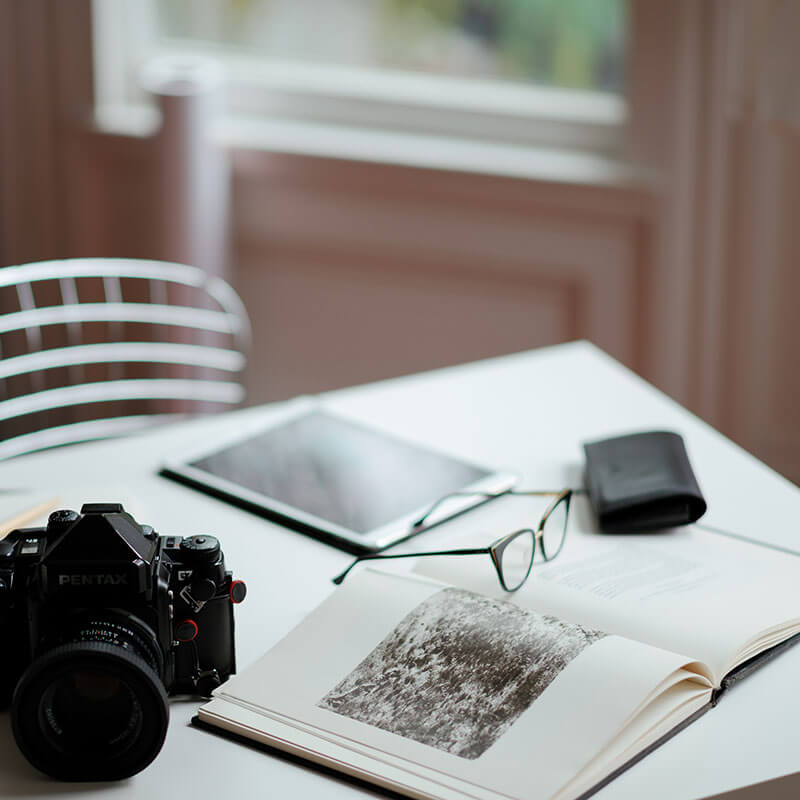 Ejecutivo confiado trabajando en estrategia de liderazgo personal